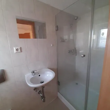 Biberach-riss-zimmer-frei, Einzel-zimmer Bad Kueche בית הארחה 3*